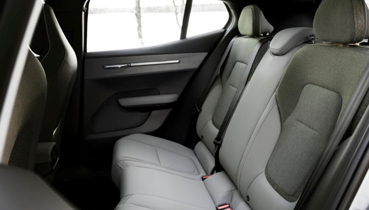 Volvo EX30 Cross Country: il SUV compatto elettrico che non teme lo sterrato - Foto 4 di 33
