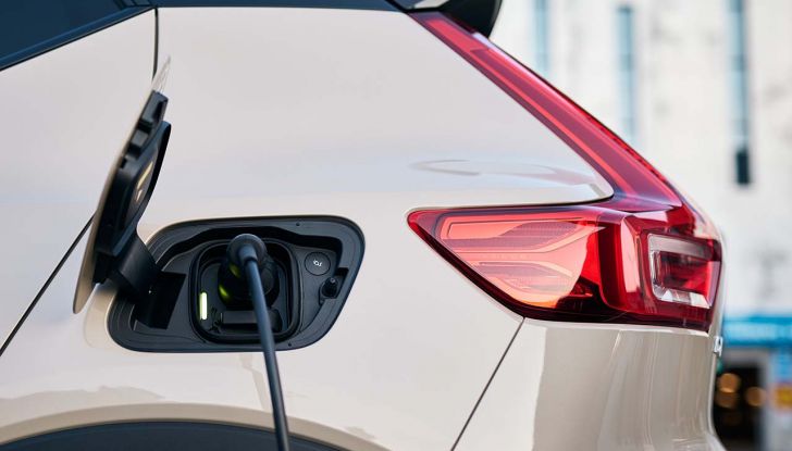 Volvo EX40: caratteristiche tecniche, autonomia e prezzi del SUV elettrico - Foto 2 di 18