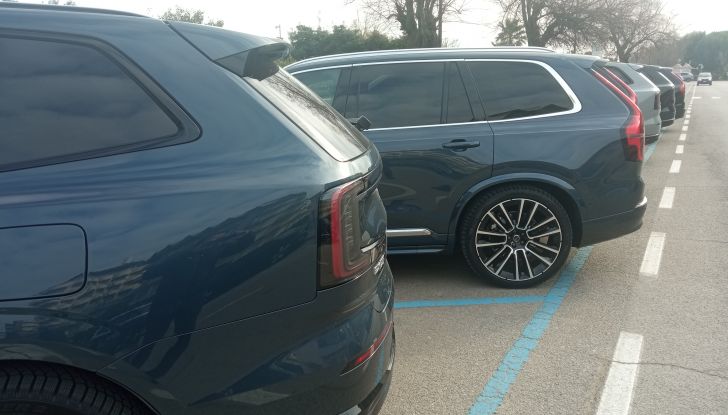 Volvo EX90 e XC90 prova su strada, consumi e prestazioni - Foto 7 di 17
