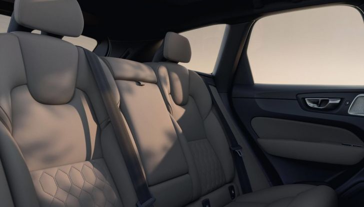 Volvo XC60 si rinnova: il nuovo restyling punta in alto - Foto 20 di 28