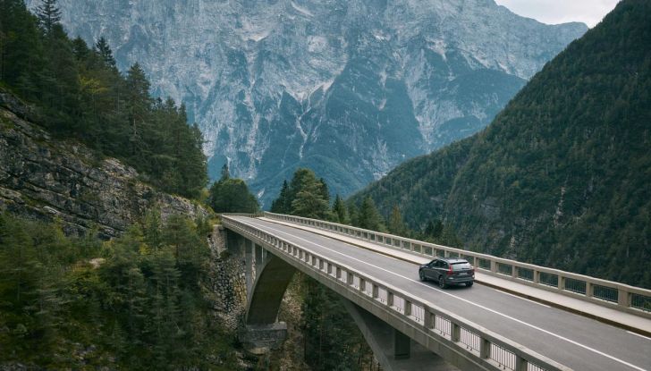 Volvo XC60 si rinnova: il nuovo restyling punta in alto - Foto 2 di 28