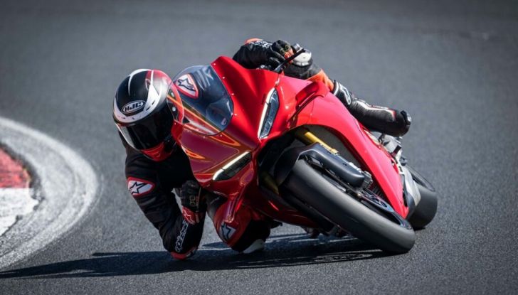 Ducati Panigale V4 S 2025 ancora più esclusiva e performante grazie agli allestimenti Carbon e Carbon Pro - Foto 2 di 8