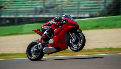 Ducati Panigale V4 S 2025 ancora più esclusiva e performante grazie agli allestimenti Carbon e Carbon Pro