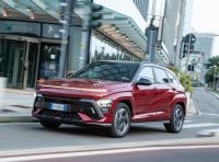 Hyundai Kona 2025: stessa identità, ma con una gamma più intelligente