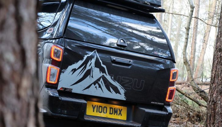 Isuzu D-Max Basecamp: fuoristrada senza limiti con il pick-up che diventa un rifugio - Foto 4 di 26