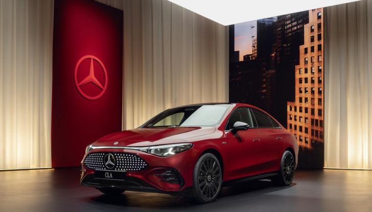 Mercedes CLA 2026: debutta la nuova generazione sia ibrida che elettrica - Foto 2 di 62