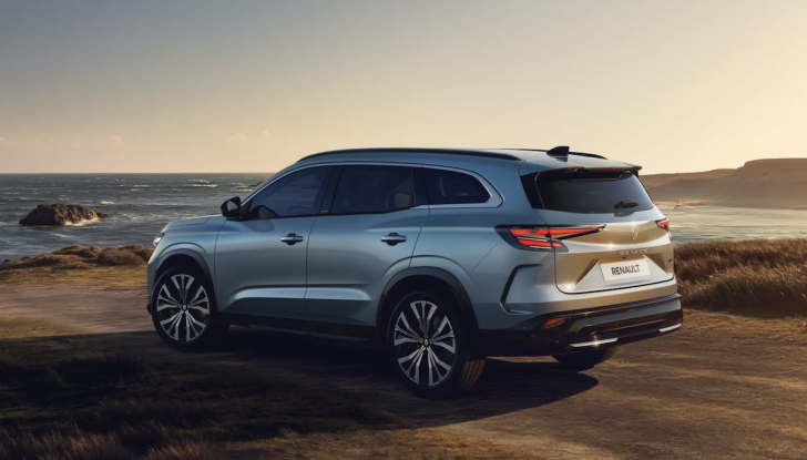 Renault Espace 2025: restyling high-tech per la familiare ibrida - Foto 6 di 12