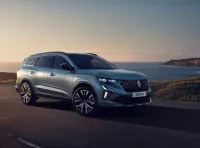 Renault Espace 2025: restyling high-tech per la familiare ibrida