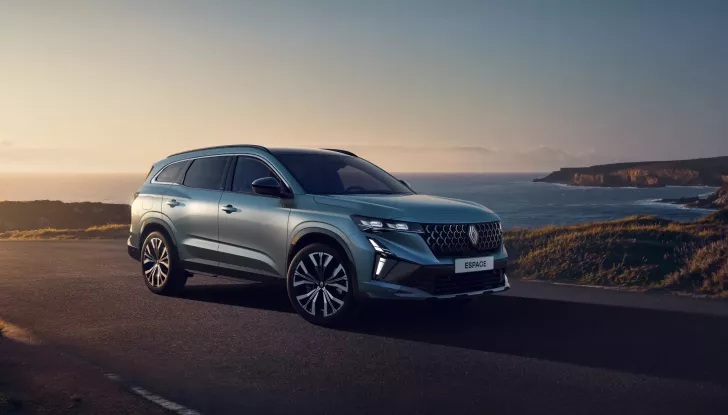 Renault Espace 2025: restyling high-tech per la familiare ibrida - Foto 9 di 12