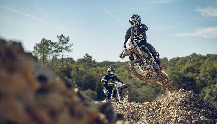 Triumph lancia le nuove TF 250-E e TF 450-E 2026 per l’enduro estremo - Foto 1 di 8