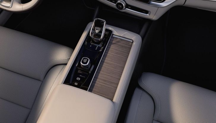 Volvo S90 2026: la berlina che sfida il tempo e le mode - Foto 17 di 23