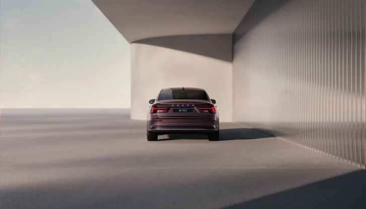 Volvo S90 2026: la berlina che sfida il tempo e le mode - Foto 4 di 23