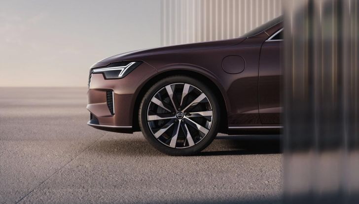 Volvo S90 2026: la berlina che sfida il tempo e le mode - Foto 10 di 23