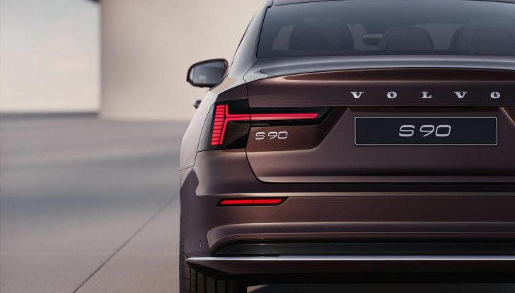 Volvo S90 2026: la berlina che sfida il tempo e le mode - Foto 8 di 23