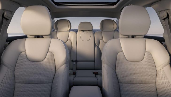Volvo S90 2026: la berlina che sfida il tempo e le mode - Foto 12 di 23