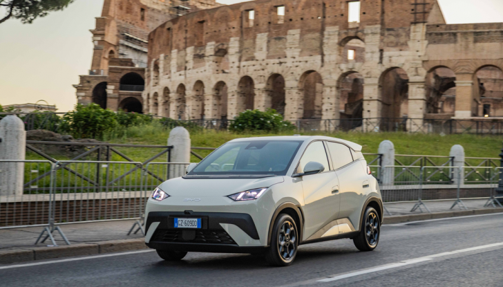 BYD Dolphin Surf prova su strada, prestazioni e prezzi - Foto 1 di 24