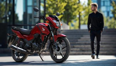 Honda CB125F 2026: la piccola naked ora con Start & Stop e display TFT