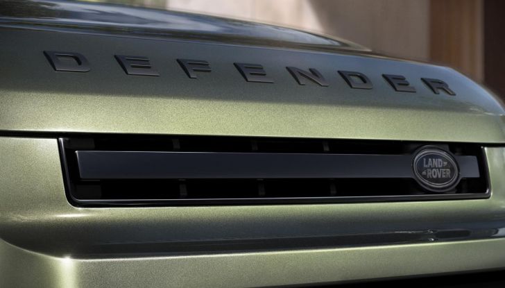 Land Rover Defender 2026: più smart, più bella, sempre inarrestabile - Foto 13 di 49