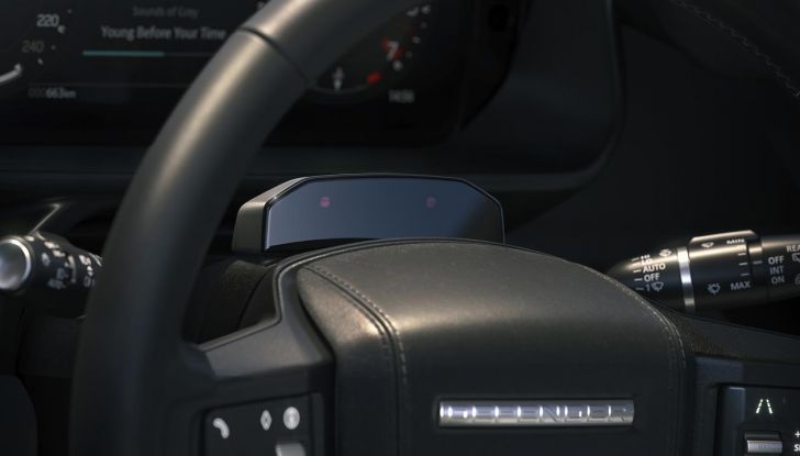 Land Rover Defender 2026: più smart, più bella, sempre inarrestabile - Foto 17 di 49
