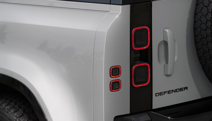 Land Rover Defender 2026: più smart, più bella, sempre inarrestabile - Foto 32 di 49