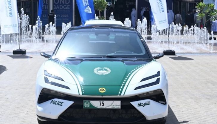 Dubai Police presenta la Lotus Emeya-S elettrica al World Police Summit - Foto 3 di 3