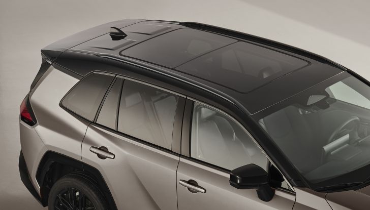 Nuova Toyota RAV4 2025: design inedito, tecnologia avanzata e fino a 100 km in elettrico - Foto 7 di 13