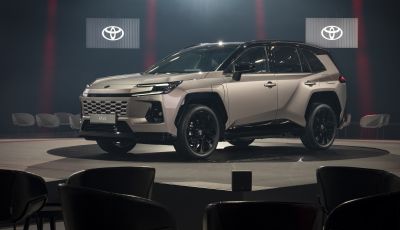 Nuova Toyota RAV4 2025: design inedito, tecnologia avanzata e fino a 100 km in elettrico
