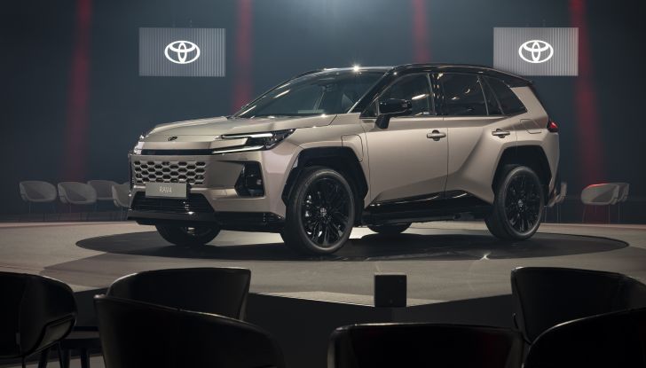 Nuova Toyota RAV4 2025: design inedito, tecnologia avanzata e fino a 100 km in elettrico - Foto 1 di 13