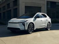 Toyota bZ alza la posta: più potenza, più autonomia e un nome più semplice