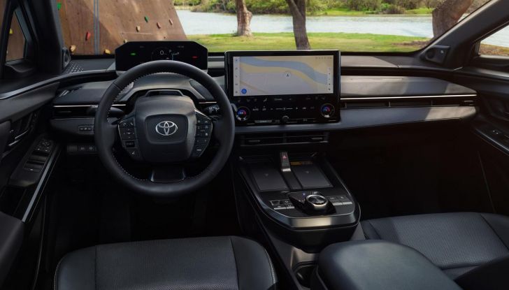 Toyota bZ alza la posta: più potenza, più autonomia e un nome più semplice - Foto 2 di 9