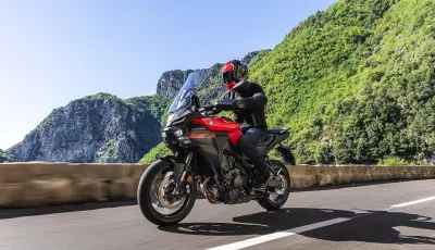 Yamaha Tracer 9 Y-AMT 2025: disponibile dai concessionari la nuova crossover giapponese