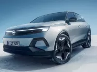 Opel Grandland ora anche AWD: 325 CV e 500 km di autonomia