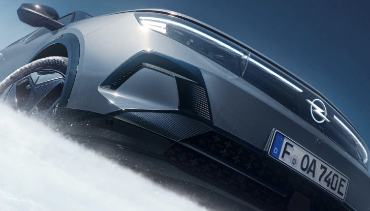 Opel Grandland ora anche AWD: 325 CV e 500 km di autonomia - Foto 5 di 6