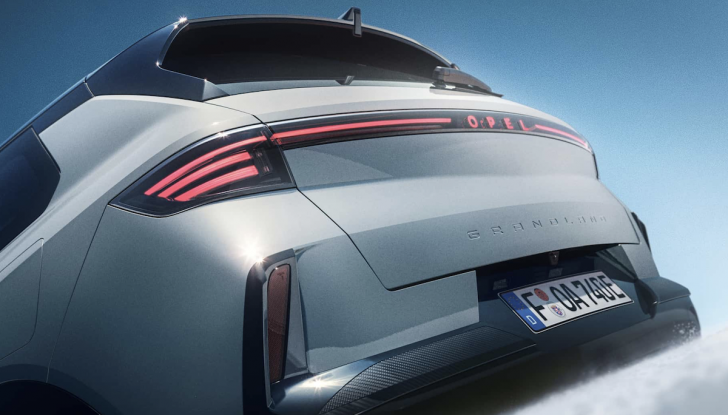 Opel Grandland ora anche AWD: 325 CV e 500 km di autonomia - Foto 6 di 6