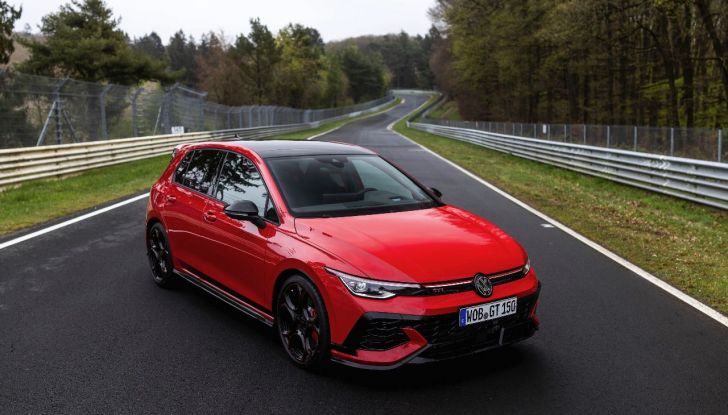 Volkswagen Golf GTI Edition 50: 325 CV di potenza e record al Nürburgring - Foto 1 di 14