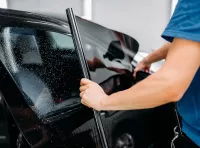 Oscurare i vetri dell’auto: quando è legale e cosa dice la legge