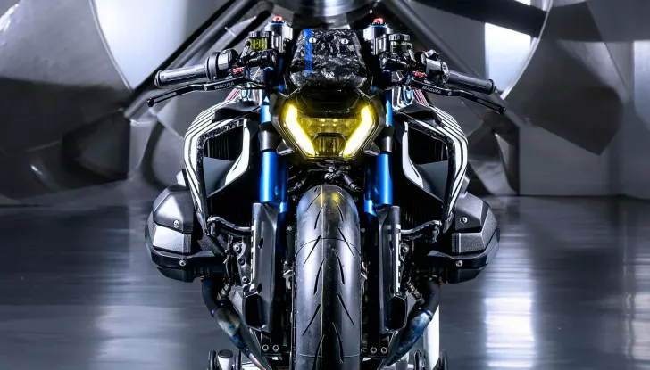 Bmw R 1300 R Titan, la special da gara con Nos e carbonio - Foto 4 di 8