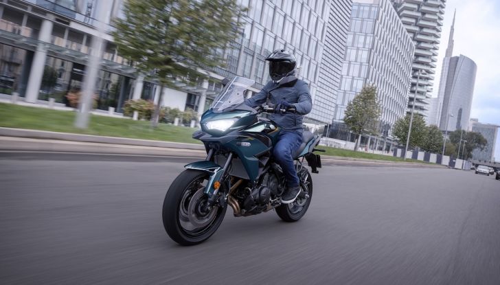 Kawasaki Versys 650 2026: nuovi colori e più tecnologia, ma stessa meccanica - Foto 3 di 9