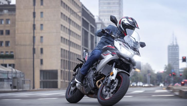 Kawasaki Versys 650 2026: nuovi colori e più tecnologia, ma stessa meccanica - Foto 5 di 9