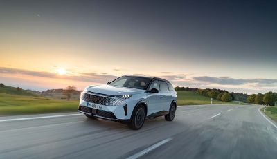 Peugeot E-5008 Dual Motor 2025: arriva in Italia la versione elettrica 4×4 da 325 CV