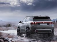 Jeep Compass 4xe 2025: prime immagini, interni rinnovati e trazione elettrica integrale