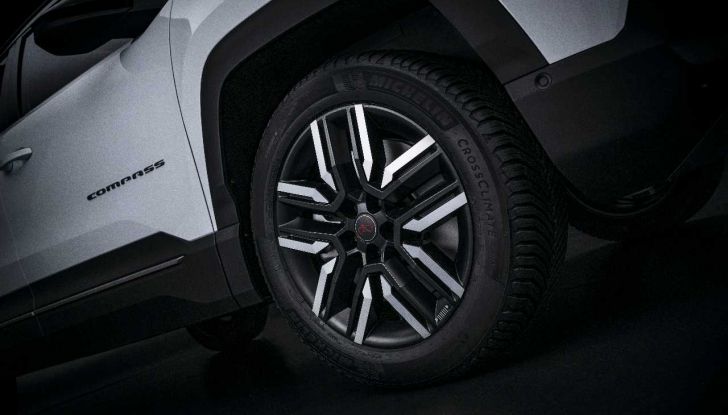 Jeep Compass 4xe 2025: prime immagini, interni rinnovati e trazione elettrica integrale - Foto 10 di 15