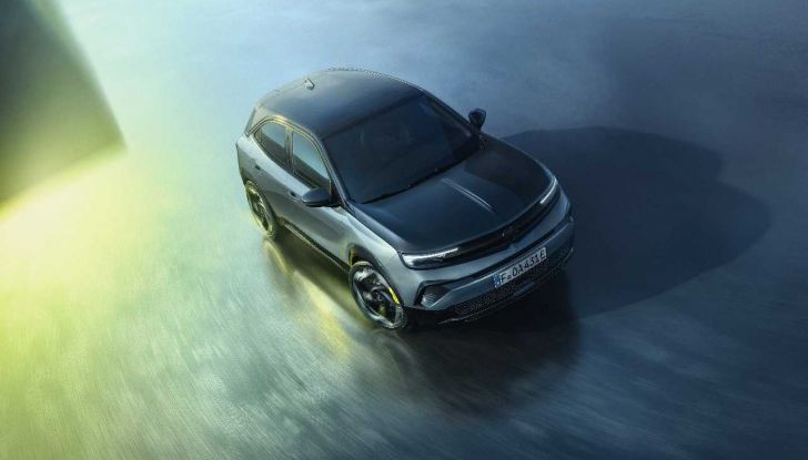 Opel Mokka GSE 2025: 280 CV, 200 km/h e design sportivo ispirato al rally - Foto 1 di 9