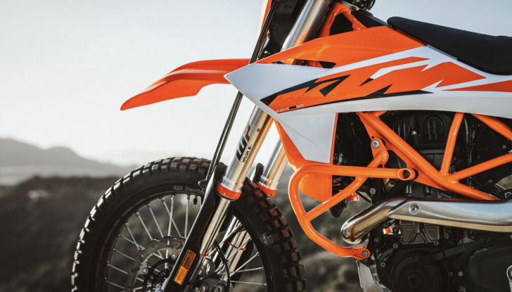 Ktm lancia le nuove 690 Enduro R e 690 Smc R: evoluzione tecnica e puro divertimento - Foto 1 di 10