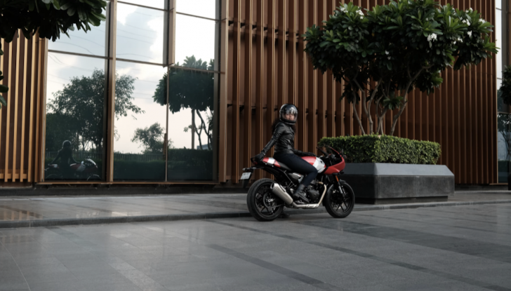 Triumph Thruxton 400: presentata in India, pronta a conquistare l’Europa entro fine anno - Foto 1 di 7