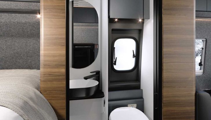 Adria Supertwin 4×4 2025: camper per tutte le stagioni su base Mercedes Sprinter - Foto 5 di 10