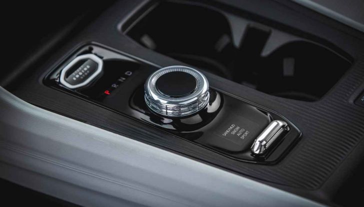 Jeep Cherokee 2026: nuova generazione ibrida, esclusiva per il mercato USA - Foto 17 di 30