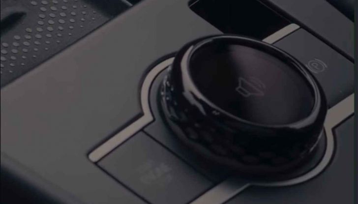 Volkswagen T-Roc 2025: nuova generazione, teaser interni e debutto a Monaco - Foto 7 di 9