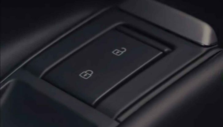 Volkswagen T-Roc 2025: nuova generazione, teaser interni e debutto a Monaco - Foto 8 di 9