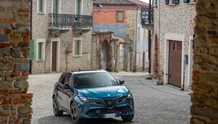 Alfa Romeo Junior MY26: debutta la nuova gamma con versioni e pacchetti inediti - Foto 6 di 7